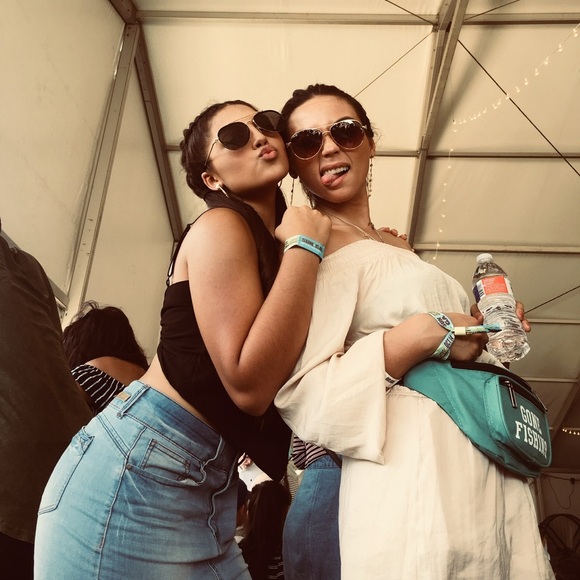 ALL OFFERS ARE CONSIDERED 😊 WELCOME TO MY CLOSET. - Picture 3 of 5